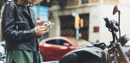 استفاده از موبایل در سفر با موتور-مجله گردشگری میهمان شو 